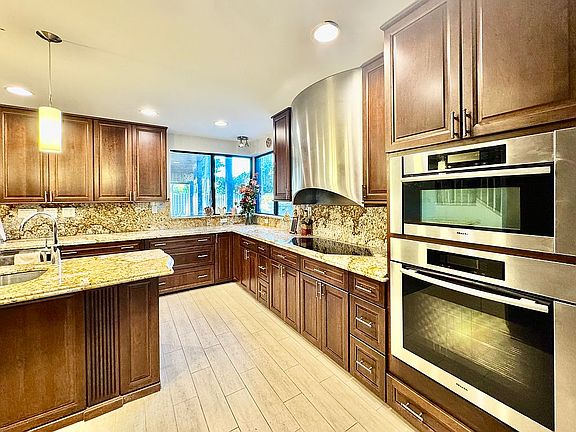 4th image of 3699 Lakeview Blvd