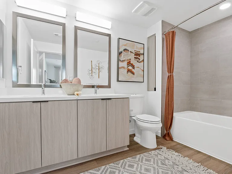 B500: Bathroom with shower