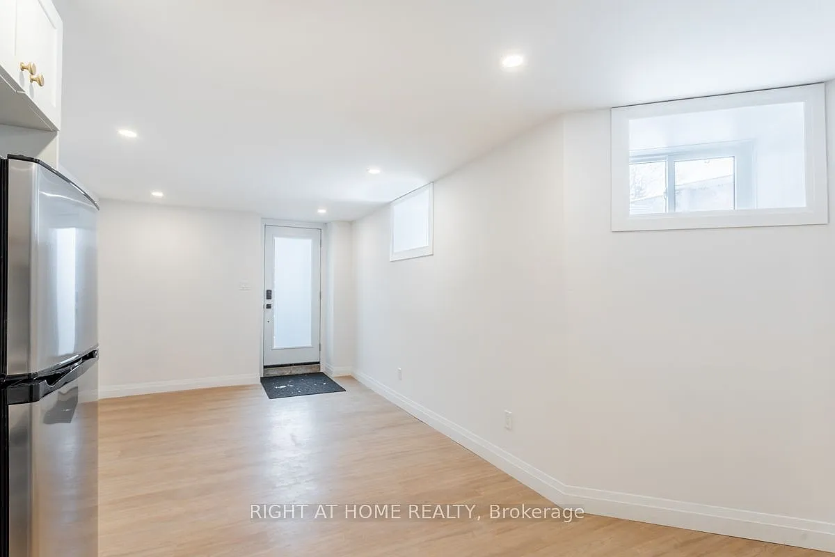 Building Photo - 113 Catharine St N #4