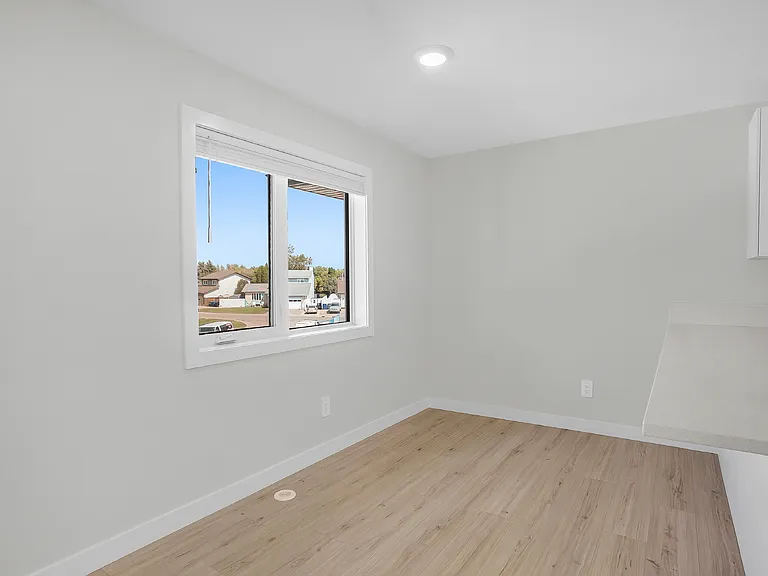 111 Adolph Cres — Photo 14