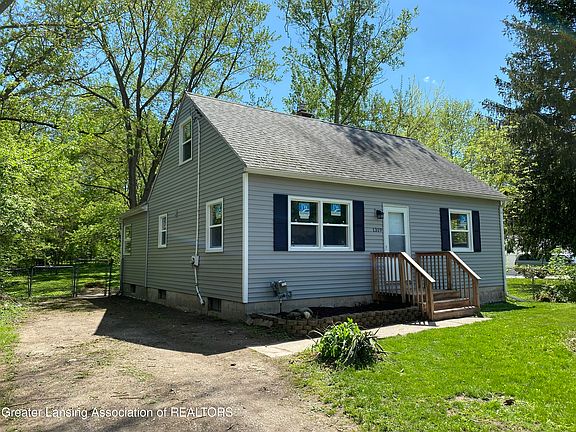 2nd image of 1319 E Hillcrest St