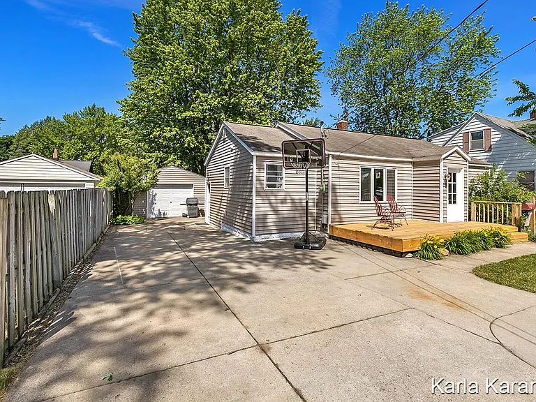343 Elizabeth St — Photo 2