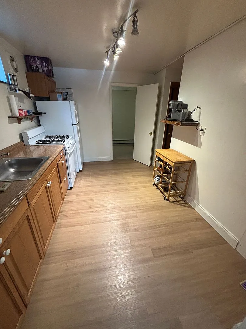100 - 228 West 4th Avenue - Famira — Photo 3