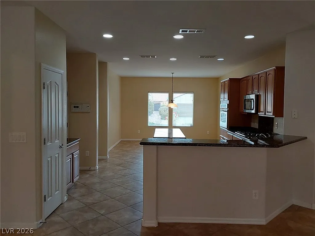 2 bed, 2.0 bath, 1836 sqft, $1,900 — Photo 3