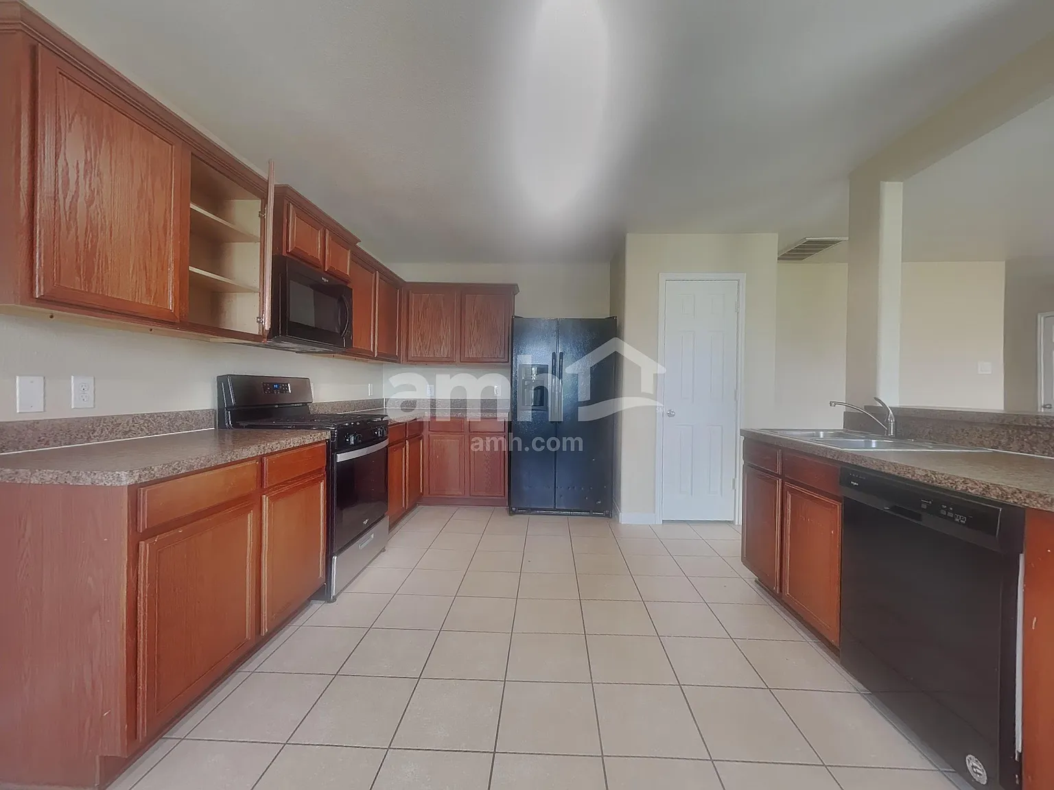 3 bed, 2.5 bath, 1744 sqft, $2,045 — Photo 3