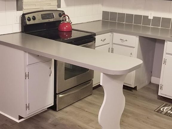 Kitchen also features eat in nook.