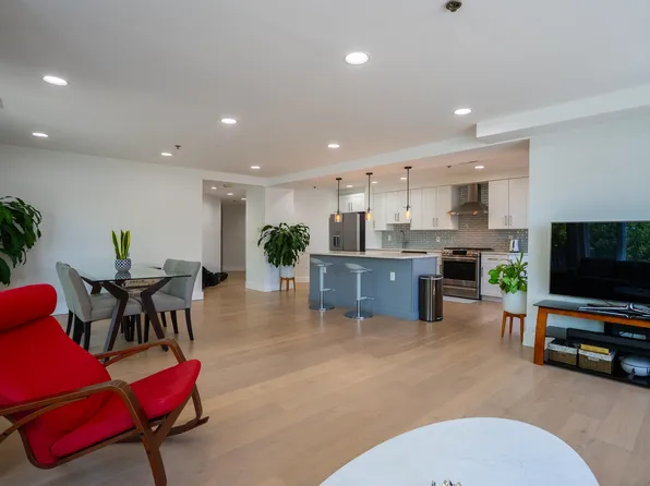 301 Stockton Court image 3 of 36