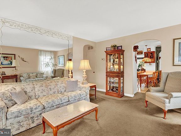 5th image of 517 Larkspur St