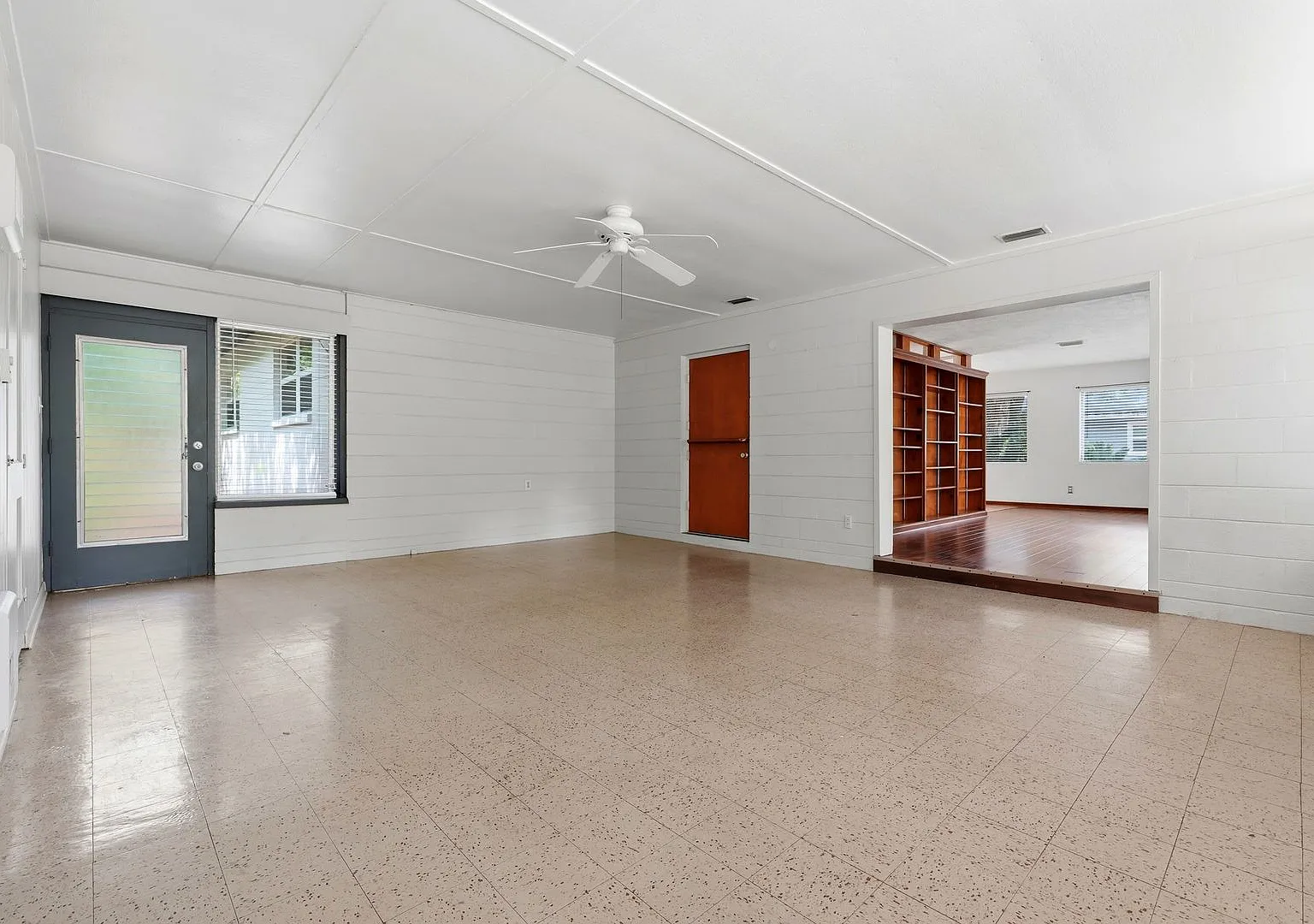 Charming Mid Century Modern Home/Fenced Yard/Lawn Care Included — Photo 4