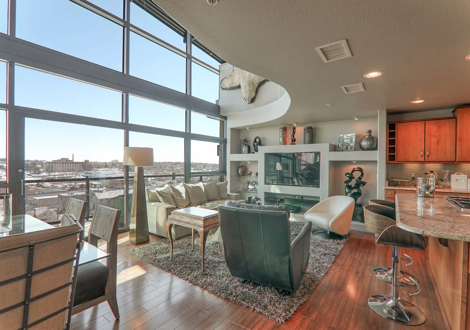 Fully Furnished Penthouse in Citywalk Downtown. Short term okay — Photo 2