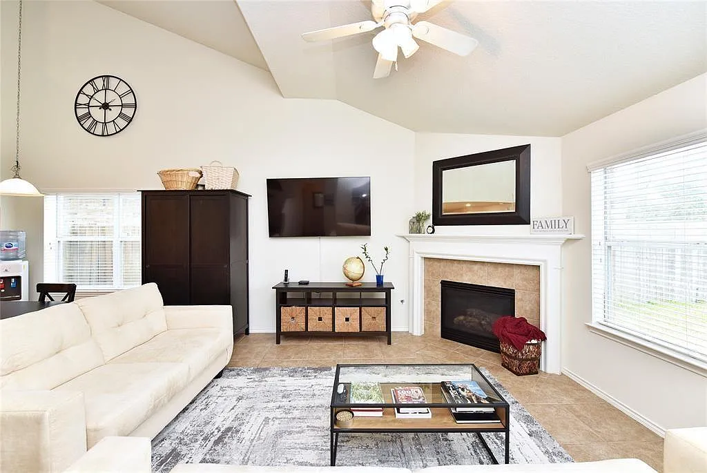 4 bed, 2.5 bath, 2255 sqft, $2,500 — Photo 4