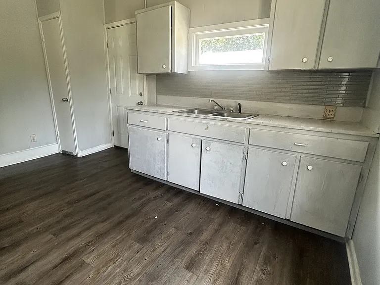 417 Moss St — Photo 2