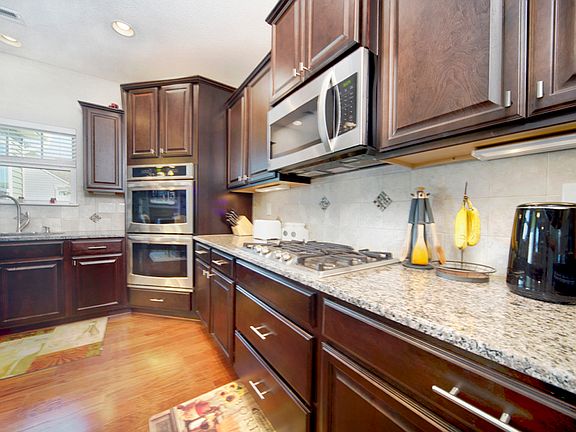 3rd image of 832 Chapel Hill Dr