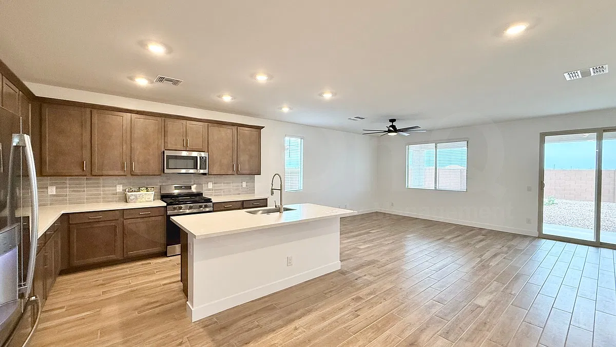 4 bed, 3.0 bath, 2301 sqft, $2,395 — Photo 4