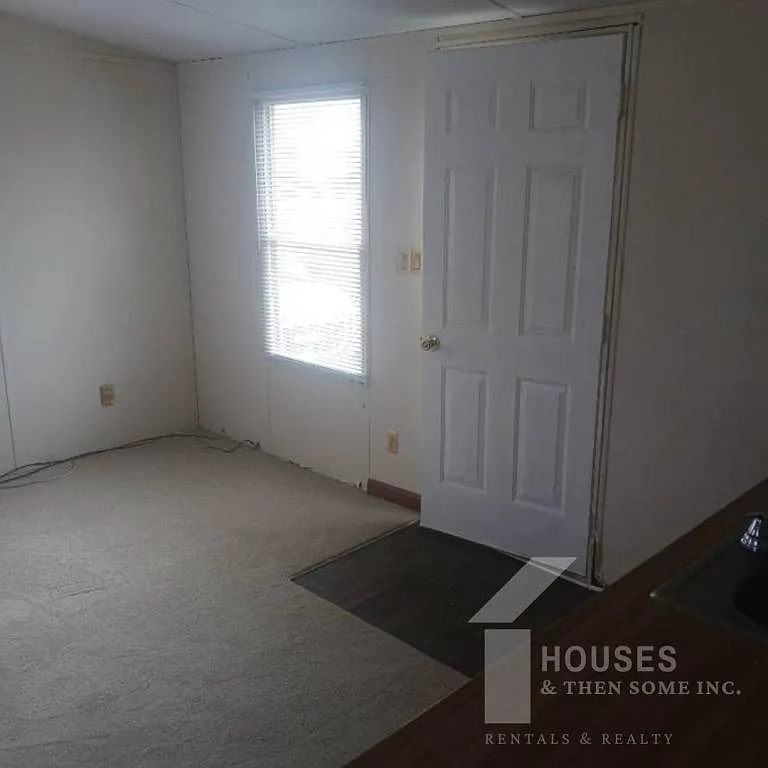 109 Smiley Dr — Photo 2