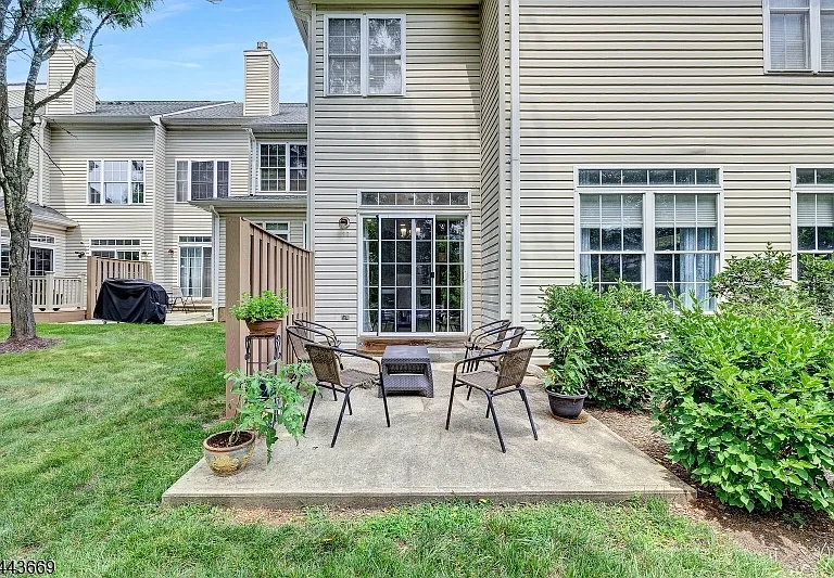 10 Stevens Ln — Photo 27
