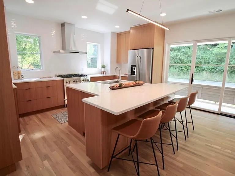 436 Broadway E — Photo 24