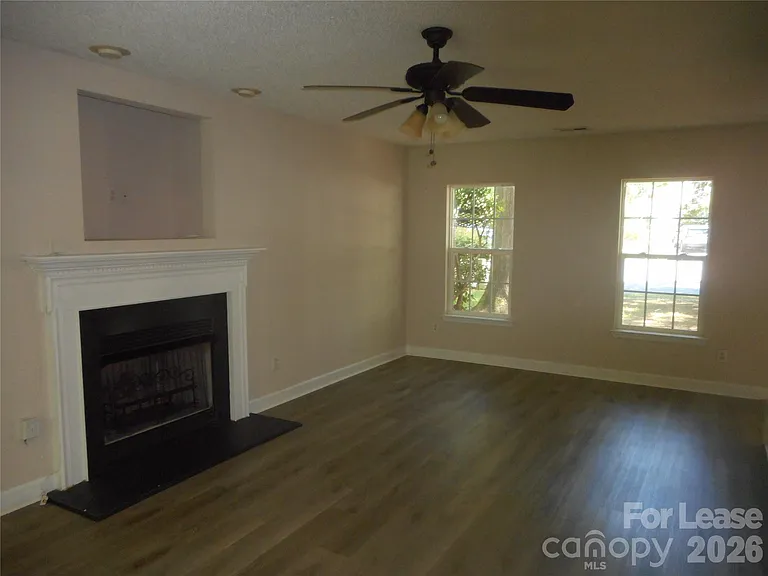 8037 Shiny Meadow Ln — Photo 6