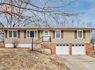 208 SW 20th Ter, Oak Grove, MO 64075