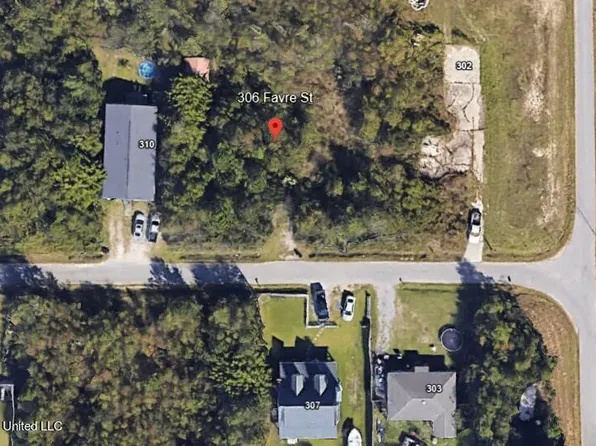 306 Favre St, Waveland, MS 39576