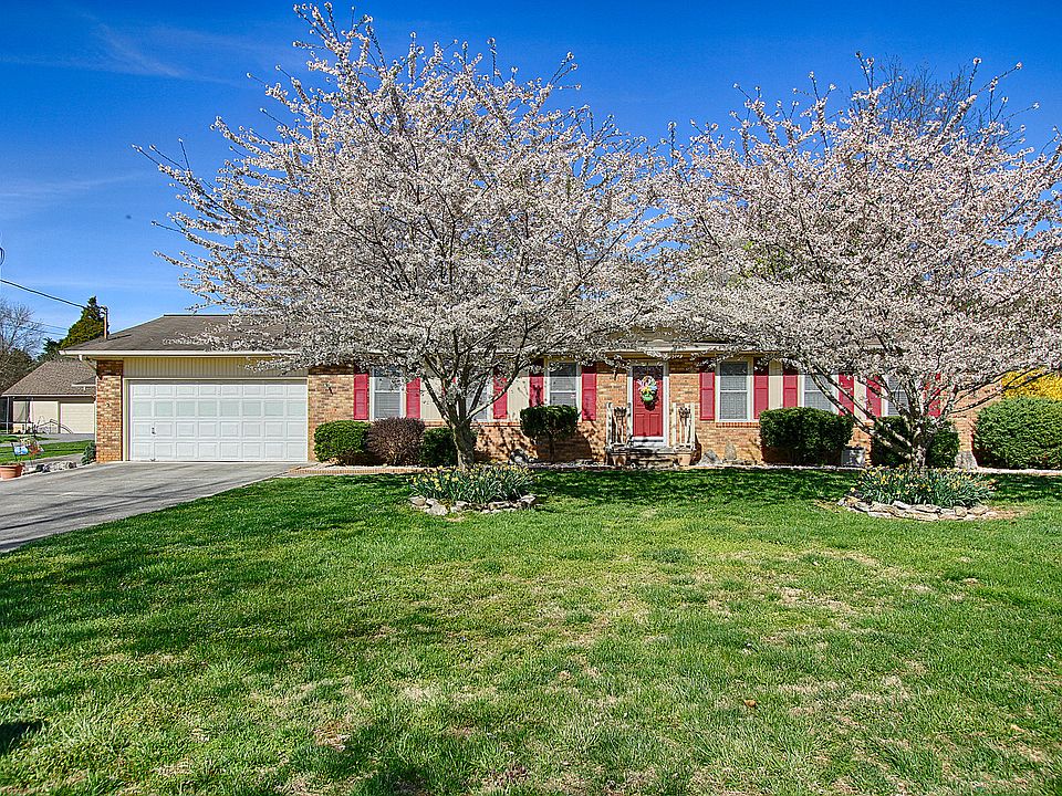 Ranch on .7 ACRE Level Lot