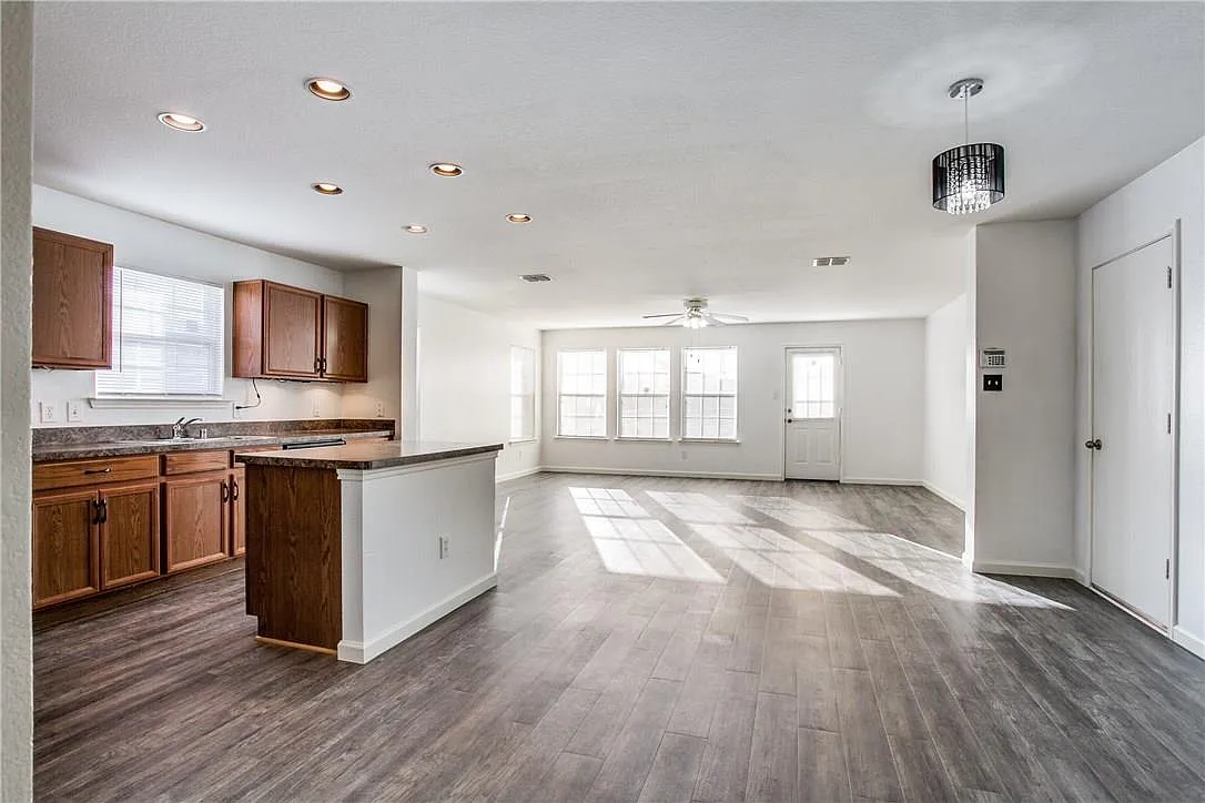 3 bed, 2039 sqft, $2,100 — Photo 3