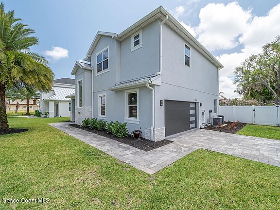 3rd image of 2093 Greenway Dr