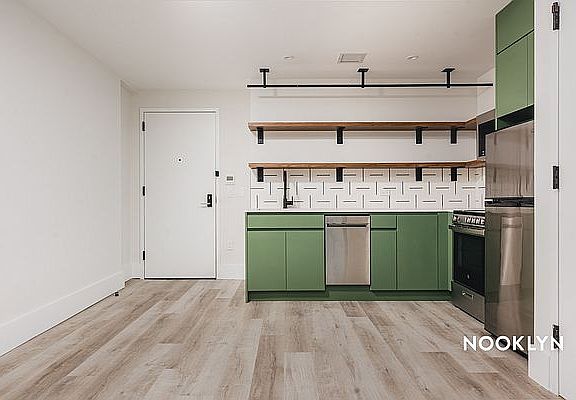 4th image of 1510 Gates Ave #628
