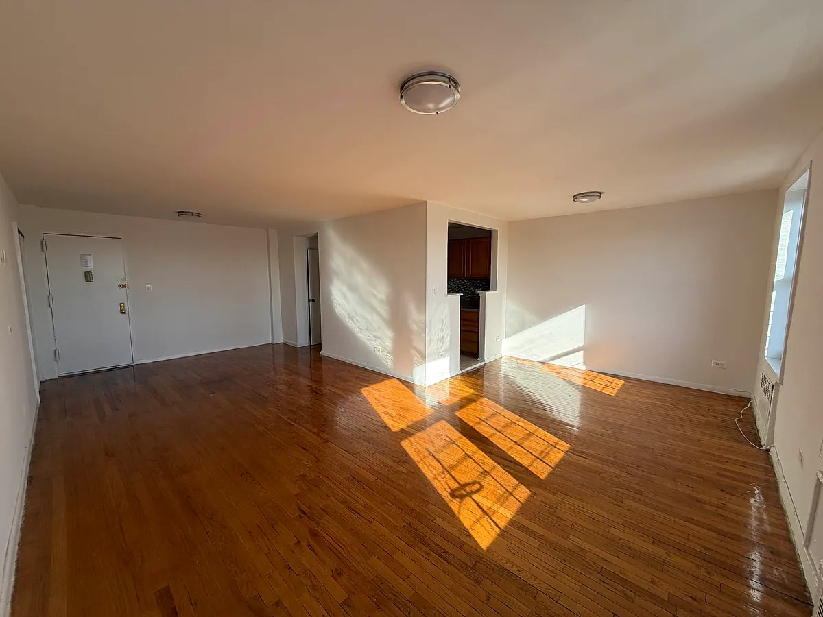 Building Photo - 3255 Randall Ave #2J