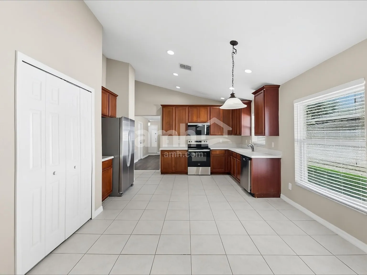 4 bed, 2.0 bath, 1923 sqft, $2,550 — Photo 4