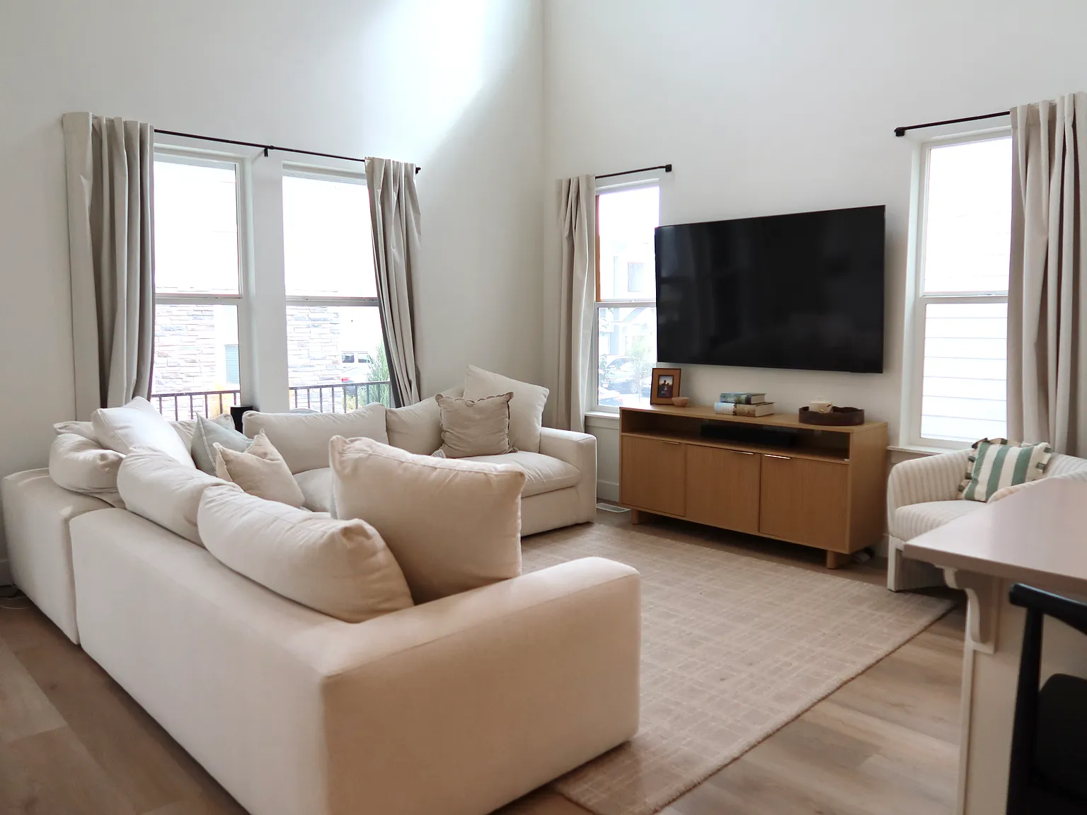 4 bed, 3.5 bath, 2381 sqft, $2,900 — Photo 1
