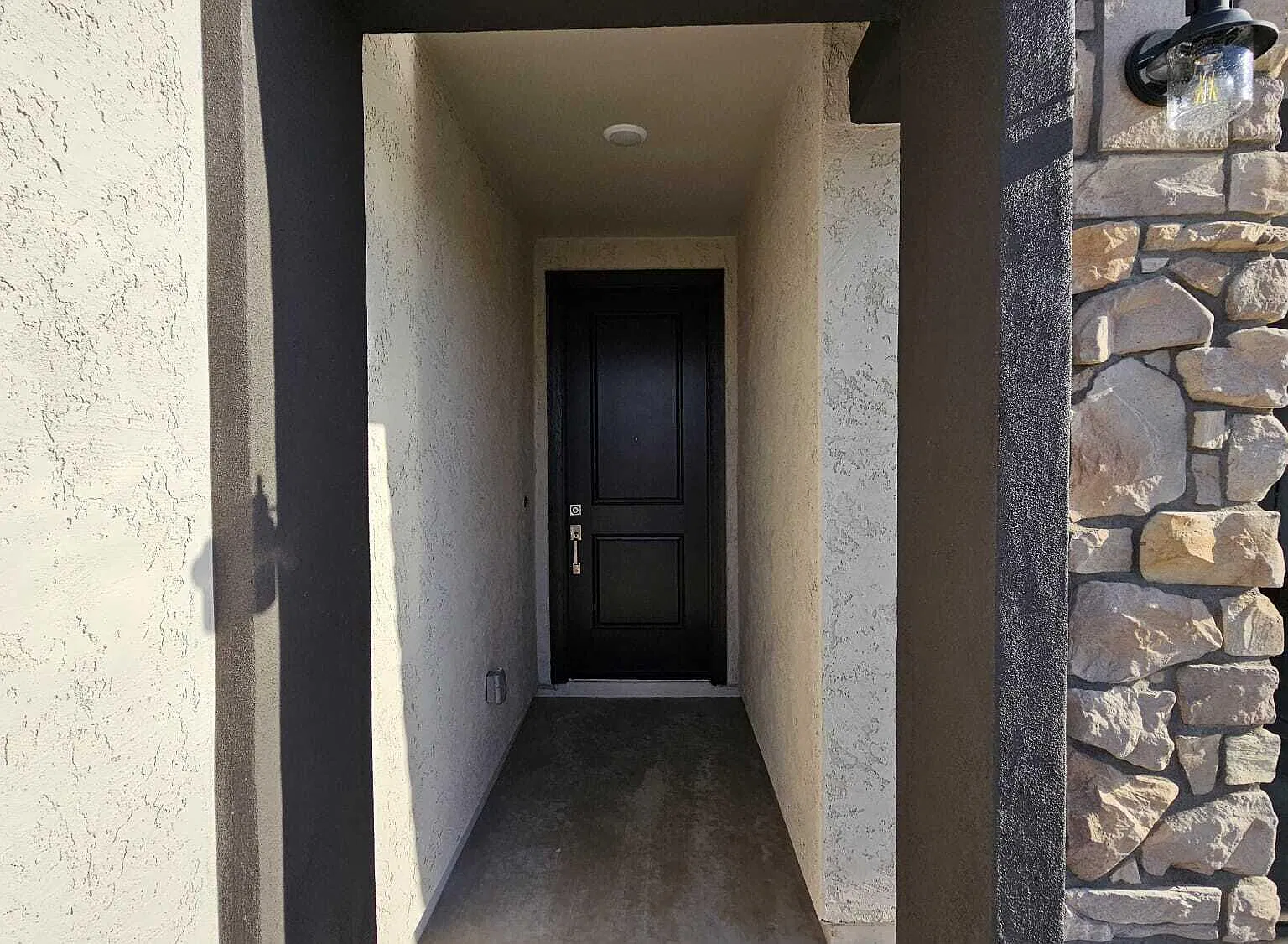 5 bed, 3.0 bath, 2082 sqft, $2,500 — Photo 3