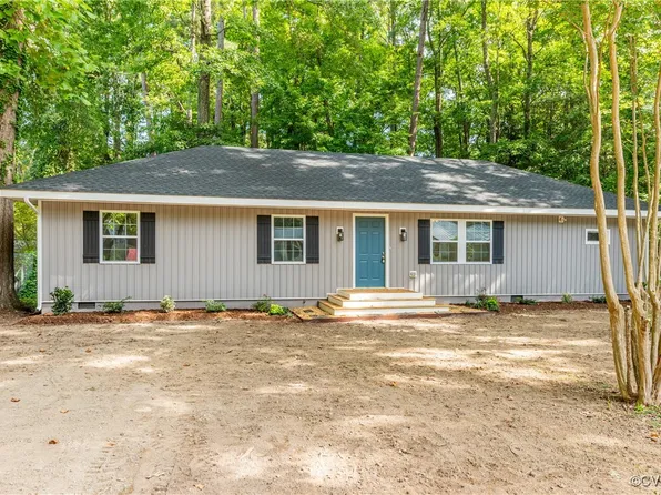 39 Boxwood Dr, Hartfield, VA 23071