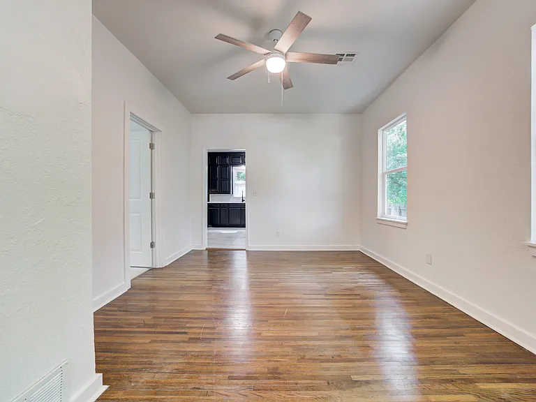 311 S Flood Ave — Photo 13