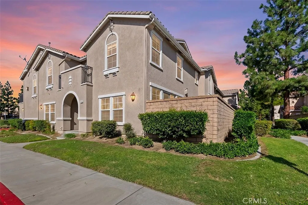 3 bed, 2.5 bath, 1964 sqft, $3,300 — Photo 2