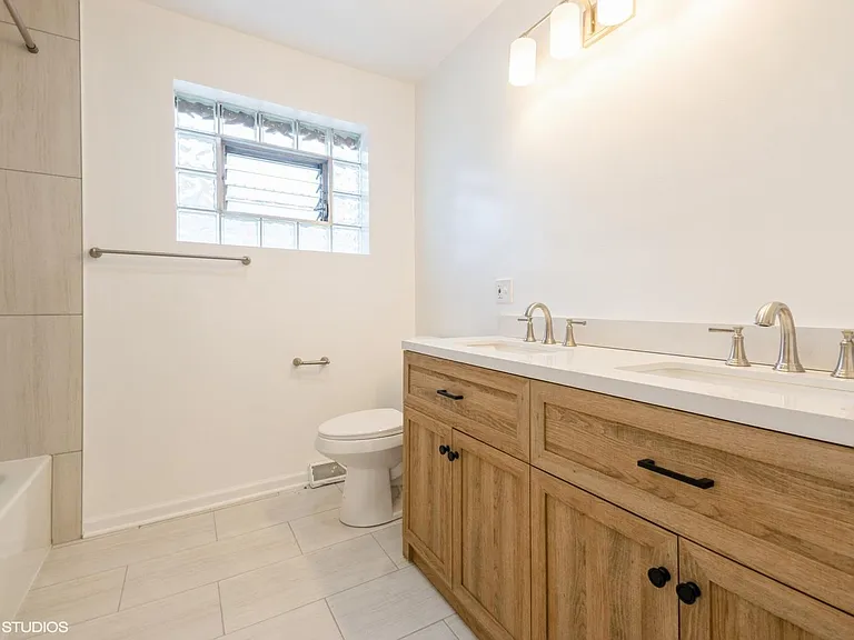 2623 W Arthur Ave #2 — Photo 7