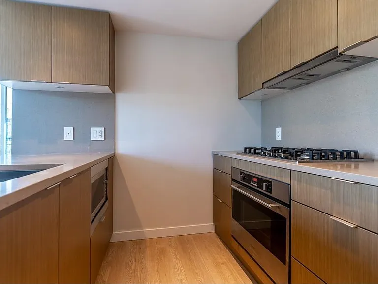 125 E 14th St #709 — Photo 3