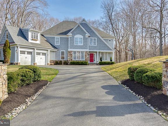Driveway entrance, great curb appeal
