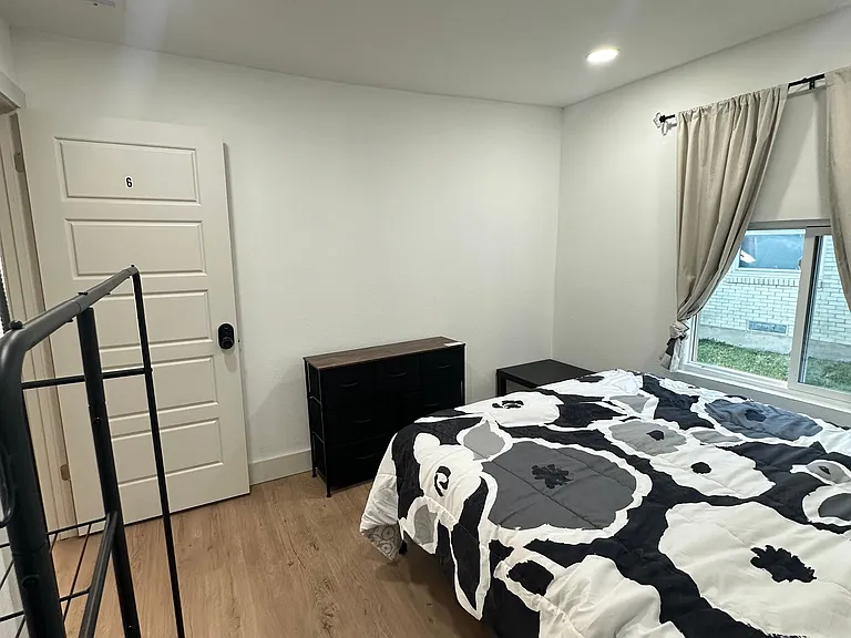 1219 Adelaide Dr — Photo 4
