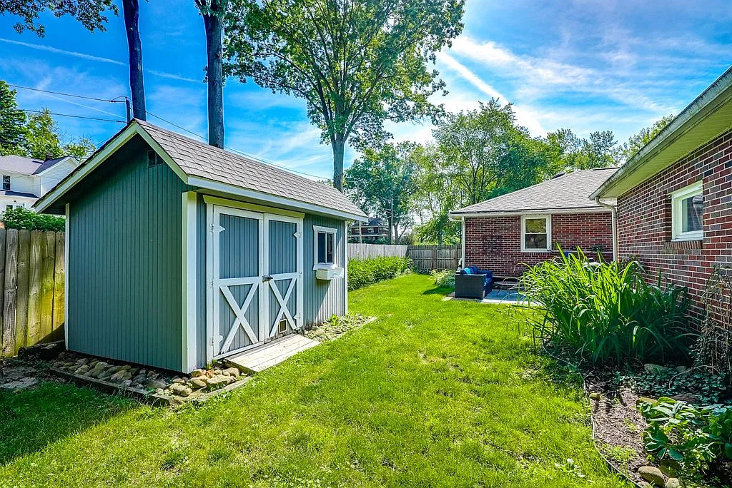3 bed, 1.5 bath, 1938 sqft, $2,100 — Photo 3