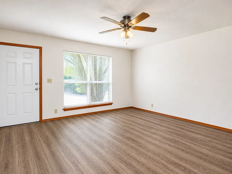 Willow Creek Apartments — Photo 11
