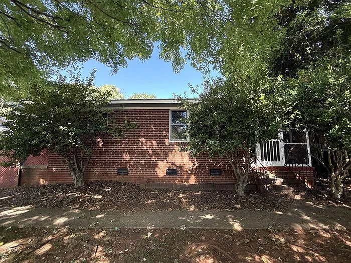 4344 University Dr