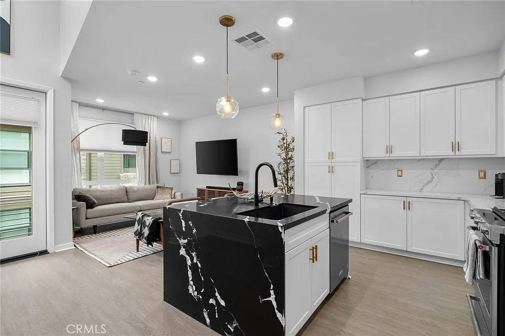 3 bed, 4.0 bath, 1467 sqft, $3,500 — Photo 3