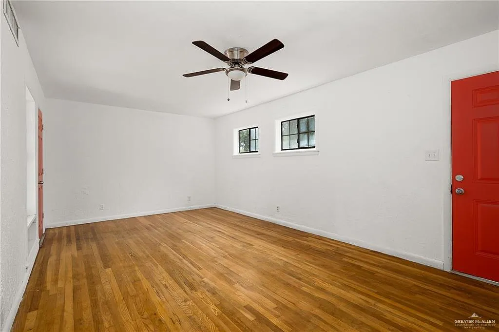 3 bed, 1.0 bath, 1218 sqft, $1,350 — Photo 3