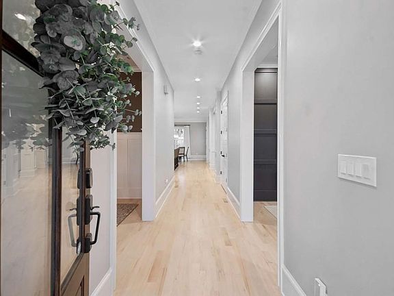 4th image of 2561 Thompson Rd NE