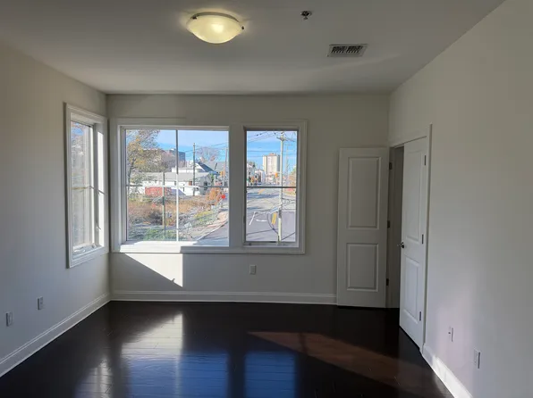 2001 Hudson Terrace image 8 of 24