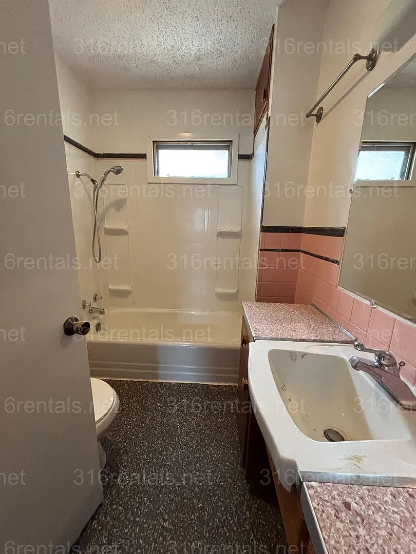 Two bedroom one bath house available now — Photo 3