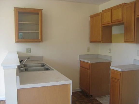3rd image of 3677 Longview Dr