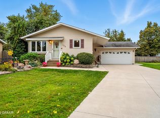 329 Circle Hills Dr, Grand Forks, ND 58201