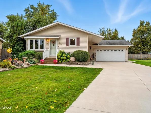 329 Circle Hills Dr, Grand Forks, ND 58201